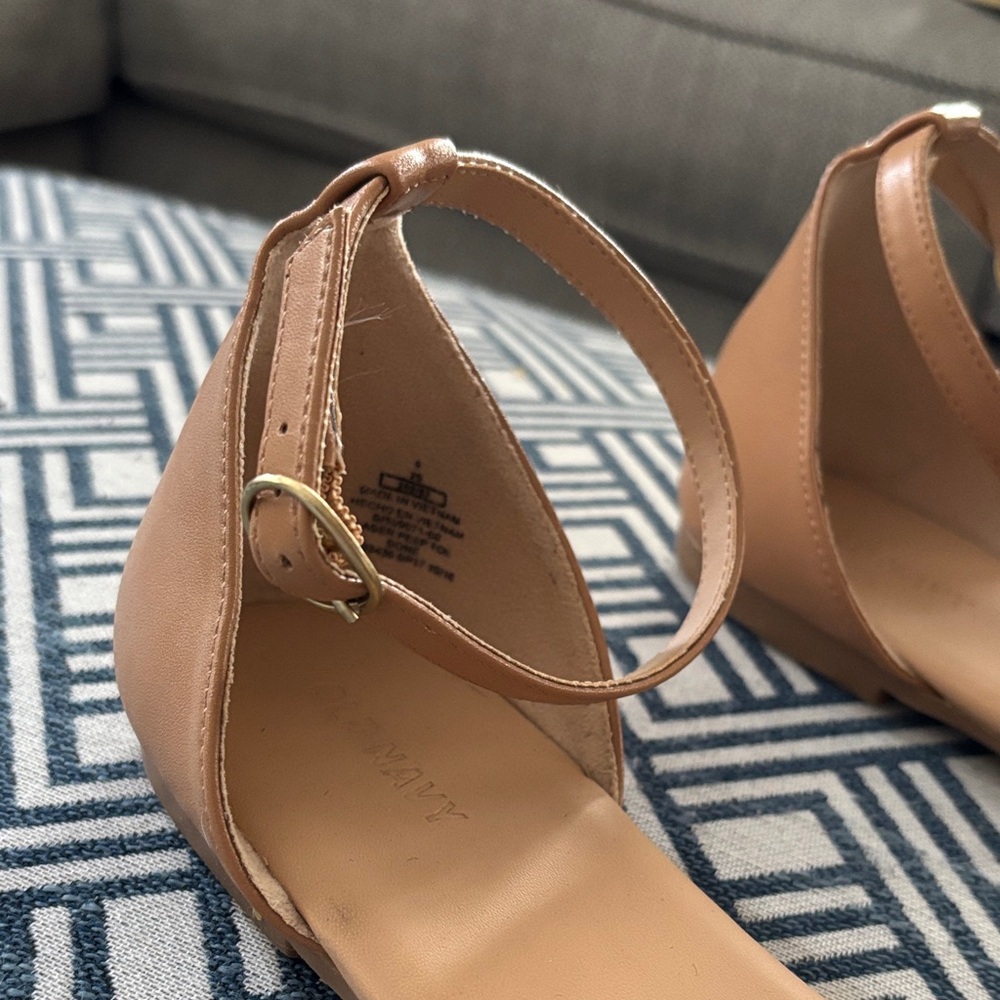 Old Navy Women's Tan and Cream Sandals, Size 9, good used condition - Picture 6 of 10